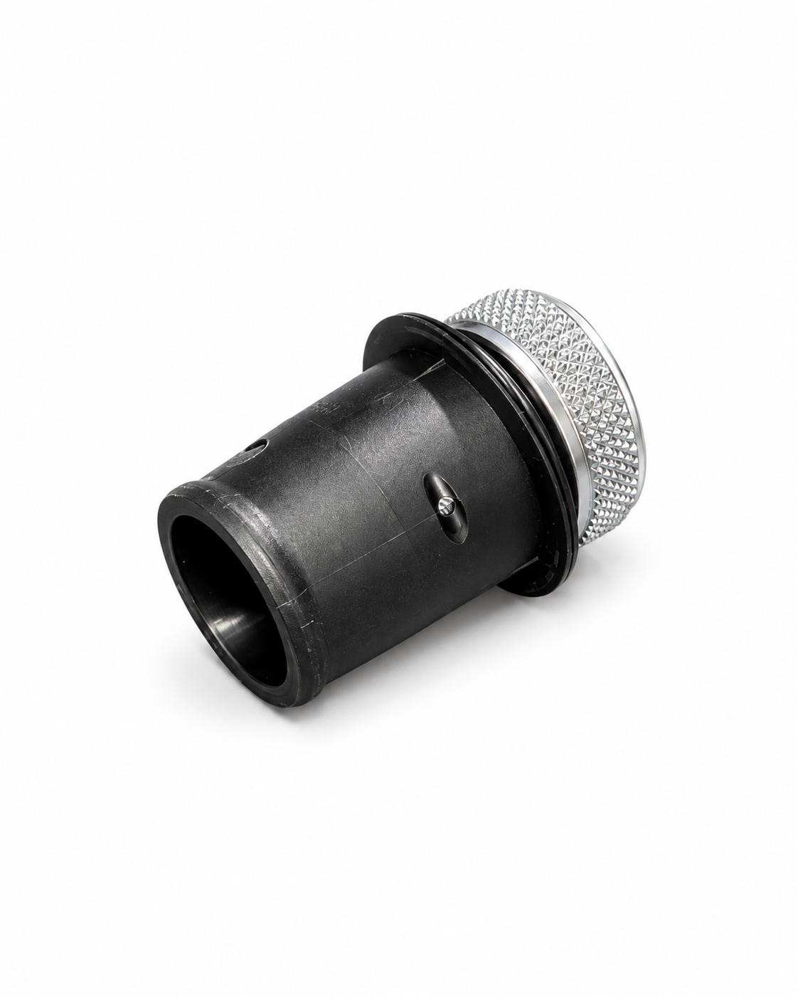 Rückseite der 12V-Steckdosen-Abdeckung aus schwarzem Kunststoff mit Zierring in Aluminiumoptik